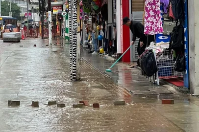Foco de água na Voluntários da Pátria após chuva<!-- NICAID(15573171) -->