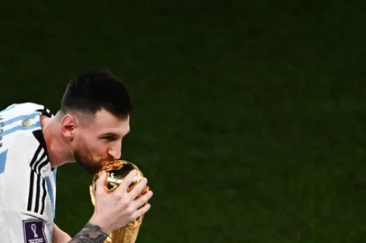 Argentina's forward #10 Lionel Messi kisses the World Cup Trophy at the end of the Qatar 2022 World Cup final football match between Argentina and  at Lusail Stadium in Lusail, north of Doha on December 18, 2022. (Photo by Jewel SAMAD / AFP)Editoria: SPOLocal: DohaIndexador: JEWEL SAMADSecao: soccerFonte: AFPFotógrafo: STF<!-- NICAID(15298585) -->
