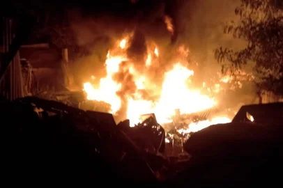 Julio Prestes / Arquivo Pessoal Incêndio atinge depósito de reciclagem na zona norte de Porto Alegre<!-- NICAID(16180769) -->