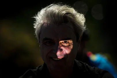 PORTO ALEGRE, RS, BRASIL, 22-03-2018: O músico e cicloativista David Byrne pedala na orla de Porto Alegre. Ex-Talking Heads, ele se apresenta hoje no Pepsi On Stage. (Foto: Mateus Bruxel / Agência RBS)<!-- NICAID(13469381) -->