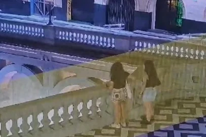 Câmera da prefeitura flagra mulheres pichando Viaduto Otávio Rocha<!-- NICAID(16220274) -->
