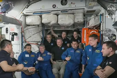 This handout screen grab courtesy of Nasa TV shows members of the SpaceX Dragon Crew-6 mission (in blue) Mission Specialist Sultan Alneyadi of the United Arab Emirates (L), Commander Stephen Bowen (C-L), Mission Specialist Andrey Fedyaev of Roscosmos (C-R) and Pilot Warren "Woody" Hoburg (R) as they are welcomed inside the International Space Station on March 3, 2023. - The Dragon crew capsule, dubbed Endeavour, docked at the ISS at 1:40 am (0617 GMT) on March 3, 2023 after a 24-hour voyage. (Photo by NASA TV / AFP) / RESTRICTED TO EDITORIAL USE - MANDATORY CREDIT "AFP PHOTO / NASA TV / HANDOUT " - NO MARKETING - NO ADVERTISING CAMPAIGNS - DISTRIBUTED AS A SERVICE TO CLIENTSEditoria: SCILocal: In spaceIndexador: -Secao: space programmeFonte: NASA TVFotógrafo: Handout<!-- NICAID(15365263) -->