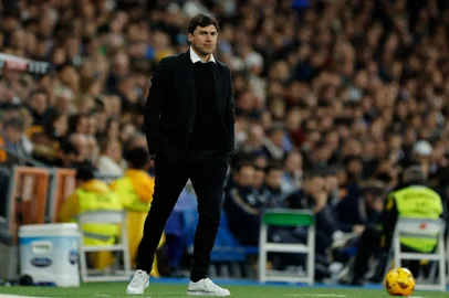 Granada's Uruguayan coach Alexander Medina looks on during the Spanish league football match between Real Madrid CF and Granada FC at the Santiago Bernabeu stadium in Madrid on December 1, 2023. (Photo by OSCAR DEL POZO / AFP)<!-- NICAID(15615106) -->