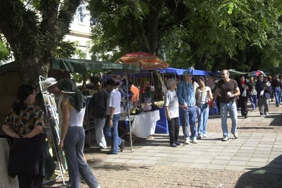 #Máquina: D1-5021563Brique da Redenção aberto aos sábados em POA.<!-- NICAID(718410) -->