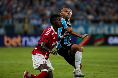 PORTO ALEGRE, RS, BRASIL, 08/03/2025- Gre-Nal 445: Grêmio e Inter se enfrentam pelo jogo de ida da final do Gauchão na Arena. Foto: Renan Mattos / Agencia RBS<!-- NICAID(15991486) -->