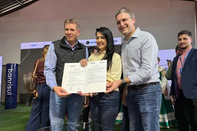 Famurs e Invest RS assinam convênio para qualificar gestores municipais<!-- NICAID(16116538) -->