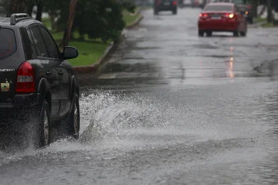 PORTO ALEGRE, RS, BRASIL, 21-07-2026: Alto volume de chuva no RS. Na zona norte da capital equipes do DMAE trabalham limpando bueiros. Fotos: Duda Fortes/Agencia RBS<!-- NICAID(16331052) -->