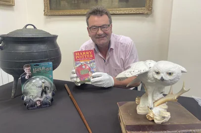 Llivro do Harry Potter leiloado por R$ 67 mil. Foto: Richard Winterton Auctioneers / Divulgação<!-- NICAID(15480314) -->