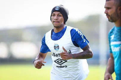 Léo Chú<!-- NICAID(14779553) -->