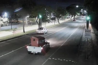 De incêndio a furtos, contêineres são alvo de vandalismo em Passo Fundo<!-- NICAID(15655115) -->