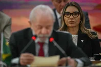 Brazilian first lady Rosangela da Silva listens to her husband Brazil's President Luiz Inacio Lula da Silva during the first plenary session of the BRICS summit in Rio de Janeiro, Brazil, on July 6, 2025. BRICS leaders meeting in Rio de Janeiro on Sunday are expected to decry US President Donald Trump's "indiscriminate" trade tariffs, saying they are illegal and risk hurting the global economy. (Photo by Mauro PIMENTEL / AFP)Editoria: POLLocal: Rio de JaneiroIndexador: MAURO PIMENTELSecao: international organisationFonte: AFPFotógrafo: STF<!-- NICAID(16075110) -->
