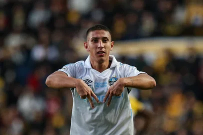 BRASILEIRO A 2024, CRICIUMA X GREMIOSC - BRASILEIRO A 2024, CRICIÚMA X GRÊMIO - ESPORTES - SC - CRICIÚMA - 25/08/2024 - BRASILEIRO A 2024, CRICIÚMA X GRÊMIO - Monsalve jogador do Grêmio comemora seu gol durante partida contra o Criciúma no estádio Heriberto Hulse pelo campeonato Brasileiro A 2024. 25/08/2024 - Foto: LEONARDO HüBBE/AGIF - AGÊNCIA DE FOTOGRAFIA/AGIF - AGÊNCIA DE FOTOGRAFIA/ESTADÃO CONTEÚDOEditoria: ESPORTESLocal: CRICIUMAIndexador: LEONARDO HüBBEFotógrafo: AGIF - AGÊNCIA DE FOTOGRAFIA<!-- NICAID(15848956) -->