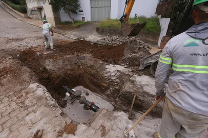 CAXIAS DO SUL, RS, BRASIL, 19/03/2026. Obra de esgotamento sanitário do Samae e índices do município no ranking Trata Brasil. O tratamento de esgoto é um dos desafios do município, que precisa atingir 90% até 2033. Na foto, obra na rua Professora Viero, no bairro Madureira. (Ariéli Ziegler/Agência RBS)Indexador: Arieli Ziegler<!-- NICAID(16248749) -->