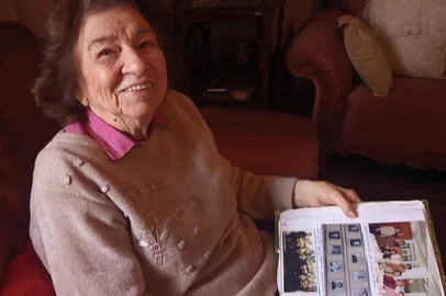 A trajetória do grupo de mulheres responsável pela idealização e manutenção do Hospital Pompéia acaba de ganhar mais uma publicação revelando detalhes de sua importância histórico-social. Falamos do livro “Minhas Memórias sobre a História das Damas de Caridade do Hospital Pompéia”, de autoria de Adelaide Isabel Pezzi Verza. O lançamento ocorre nesta quarta (dia 18), a partir das 15h, na Galeria de Arte Gerd Bornheim, da Casa da Cultura de Caxias do Sul.Aos 94 anos, dona Adelaide foi testemunha de boa parte dessa história, assim como várias das mulheres da família Pezzi. A avó Isabel Pezzi foi a primeira enfermeira do Pompéia, atuando por 33 anos ininterruptos, até falecer, em 1964. Tias e primas, como Aurora Pezzi Ungaretti, Marina Pezzi, Maria de Lourdes Pezzi Gianella, Neda Pezzi, Maria Emilia Pezzi Portela, Adelia Parolini Pezzi e Elza Pezzi, também fizeram parte do grupo de damas.Na foto: Dona Adelaide Isabel Pezzi Verza e o álbum de anotações e fotos que deu origem ao livro.<!-- NICAID(15868068) -->