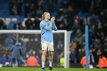 Manchester City's Norwegian striker #09 Erling Haaland applauds fans on the pitch after the English Premier League football match between Manchester City and Newcastle United at the Etihad Stadium in Manchester, north west England, on February 15, 2025. Manchester City won the game 4-0. (Photo by Oli SCARFF / AFP) / RESTRICTED TO EDITORIAL USE. No use with unauthorized audio, video, data, fixture lists, club/league logos or 'live' services. Online in-match use limited to 120 images. An additional 40 images may be used in extra time. No video emulation. Social media in-match use limited to 120 images. An additional 40 images may be used in extra time. No use in betting publications, games or single club/league/player publications. / <!-- NICAID(15980752) -->