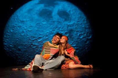 Comédia dramática que retrata o tempo da ditadura militar pelo olhar de um grupo de amigos será apresentada no dia 7 de setembro, no UCS Teatro, em Caxias do Sul, seguida de bate-papo com a plateia,  protagonizado pelo diretor do espetáculo Julio Conte e pela psicanalista Barbara Conte Dirigida pelo caxiense Julio Conte, a peça Bailei na Curva, um dos maiores sucessos e a mais longeva do teatro gaúcho completa 41 anos em cartaz, em 2024. Para enaltecer a data, a atração retorna aos palcos de Caxias do Sul no dia 7 de setembro, sábado, às 19h, no UCS Teatro. O espetáculo é uma realização do Centro de Estudos Psicanalíticos de Porto Alegre/Serra (CEPdePA/Serra), presidido por Lores Pedro Meller, por meio da comissão elencada pela diretora Denise Casara e pelos psicanalistas Flávia Bernardi, Ivandra Vacari da Silva Loro, Julio César Kunz, Nicole Padilha Venturin, Paula Chiapinotto Triches e Sandro Stank da Silva, que pretendem, com a ação, estreitar os laços entre a psicanálise e a cultura, por meio da arte.<!-- NICAID(15857026) -->