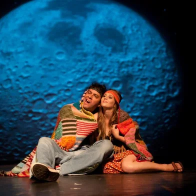 Comédia dramática que retrata o tempo da ditadura militar pelo olhar de um grupo de amigos será apresentada no dia 7 de setembro, no UCS Teatro, em Caxias do Sul, seguida de bate-papo com a plateia,  protagonizado pelo diretor do espetáculo Julio Conte e pela psicanalista Barbara Conte Dirigida pelo caxiense Julio Conte, a peça Bailei na Curva, um dos maiores sucessos e a mais longeva do teatro gaúcho completa 41 anos em cartaz, em 2024. Para enaltecer a data, a atração retorna aos palcos de Caxias do Sul no dia 7 de setembro, sábado, às 19h, no UCS Teatro. O espetáculo é uma realização do Centro de Estudos Psicanalíticos de Porto Alegre/Serra (CEPdePA/Serra), presidido por Lores Pedro Meller, por meio da comissão elencada pela diretora Denise Casara e pelos psicanalistas Flávia Bernardi, Ivandra Vacari da Silva Loro, Julio César Kunz, Nicole Padilha Venturin, Paula Chiapinotto Triches e Sandro Stank da Silva, que pretendem, com a ação, estreitar os laços entre a psicanálise e a cultura, por meio da arte.<!-- NICAID(15857026) -->
