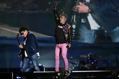Guitarist Neal Schon (L) and singer Arnel Pineda from US rock band Journey perform at the main stage of the Rock in Rio music festival at the Rio 2016 Olympic Park in Rio de Janeiro, Brazil, on September 15, 2024. (Photo by Mauro PIMENTEL / AFP)Editoria: ACELocal: Rio de JaneiroIndexador: MAURO PIMENTELSecao: musicFonte: AFPFotógrafo: STF<!-- NICAID(15873352) -->