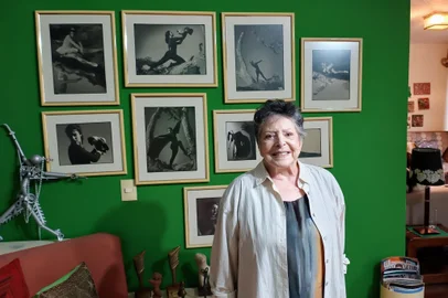 Morgada Cunha, ex-bailarina e professora de balé em Porto Alegre. Eu seu apartamento, com antigas fotografias ao fundo.<!-- NICAID(15887251) -->