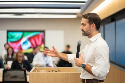 NOVA YORK, EUA – 15.05.2025 – O governador Eduardo Leite participou de reunião no IBM Innovation Studio, em Nova York, para conhecer soluções tecnológicas voltadas ao setor público. A agenda incluiu tour pelo centro de inovação da empresa, apresentações sobre computação quântica, inteligência artificial, automação e resiliência governamental, além da assinatura de protocolo de intenções com o Governo do RS.<!-- NICAID(16038130) -->