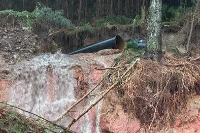 Deslizamento de terra provoca rompimento de adutora do Marrecas em Vila Seca. Rota do Sol está totalmente bloqueada em virtude de quedas de árvores. Corpo de Bombeiros, Polícia Rodoviária Federal, Samae e equipes da subprefeitura de Vila Seca trabalham para liberar a via.<!-- NICAID(15750333) -->