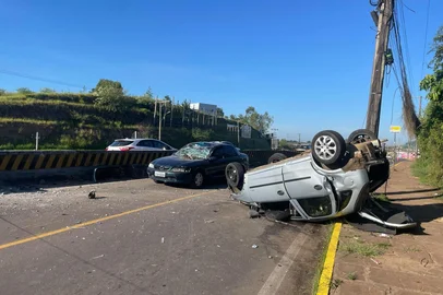 Um homem morreu e duas pessoas ficaram feridas na manhã desta segunda-feira (24) em um acidente entre dois carros nas margens da RS-239 em Sapiranga, no Vale do Paranhana.<!-- NICAID(15982460) -->