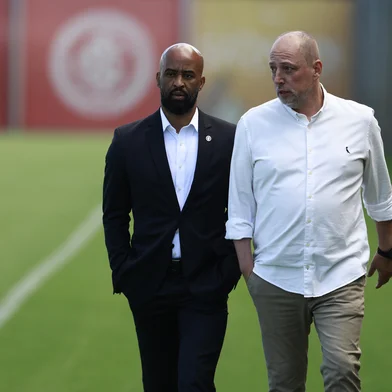 PORTO ALEGRE, RS, BRASIL, 05-01-2026: Jogadores do Internacional participam do primeiro treino da temporada 2026, marcado pela presença do novo treinador, o uruguaio Paulo Pezzolano. A atividade também contou com Abel Braga, Fabinho Soldado e o presidente Alessandro Barcellos. Foto: Jeff Botega/Agência RBSIndexador: jeff botega<!-- NICAID(16197870) -->