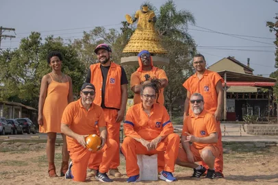Bataclã FC apresenta o show "Pai Guaíba", depois da excepcional receptividade no Theatro São Pedro em novembro de 2024. A gente laranja, que há 28 anos encanta com sua arte e ativismo sendo reconhecida com o Selo Cultura Viva do MINC desde 2011, circulará em maio por cinco cidades do RS via SESC RS. O espetáculo "Pai Guaíba" traz um repertório poético e musical que conecta Porto Alegre e região às suas águas, transitando entre rock, rap e samba gaúcho denunciando o racismo ambiental e a estrutura econômica histórica do país que propõe a exclusão social e a consequente degradação ambie ntal. Em Caxias, a apresentação será dia 15 de maio, às 20h, no Teatro do Sesc, com entrada gratuita mediante doação de alimentos para o projeto Mesa Brasil.  <!-- NICAID(16027514) -->
