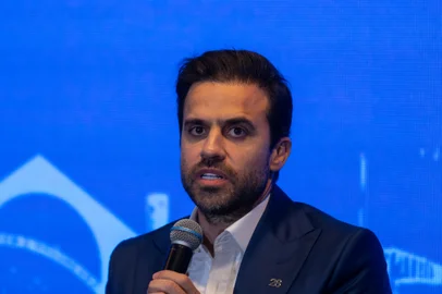 Pablo Marçal anuncia nomes para sua equipe de governo caso seja eleito prefeitoSP - ELEIÇÕES/SP/PABLO MARÇAL/EQUIPE DE GOVERNO - POLÍTICA - O candidato a prefeito de São Paulo, Pablo Marçal (PRTB), anuncia o Wilson Modesto Pollara (que apareceu por   vídeochamada) como seu futuro secretário da Saúde caso seja eleito, durante coletiva de imprensa realizada no   bairro do Jardim Paulista, na capital paulista, nesta terça-feira, 24. Pollara é médico, e atual titular da mesma   secretaria em Goiânia (GO).    24/09/2024 - Foto: RUBENS SUZUKI/ATO PRESS/ESTADÃO CONTEÚDOEditoria: POLÍTICALocal: SÃO PAULOIndexador: RUBENS SUZUKIFonte: Ato PressFotógrafo: ATO PRESS<!-- NICAID(15880055) -->