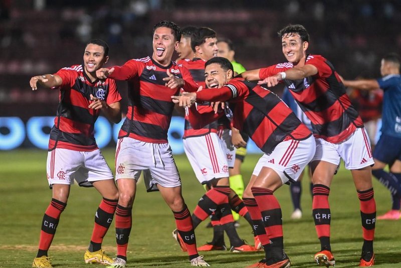 Weliton, ex-Juventude, o segundo da esquerda para direita, é destaque do Flamengo na Copa São Paulo.<!-- NICAID(15655363) -->