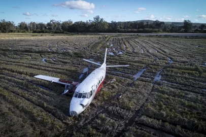 ELDORADO DO SUL, RS, BRASIL - 2022.05.20 - Investigadores do CENIPA trabalham no avião de pequeno porte que fez pouso forçado em lavoura de arroz, em Eldorado do Sul. (Foto: ANDRÉ ÁVILA/ Agência RBS)<!-- NICAID(15102339) -->