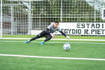 Luiz Turatto, goleiro do Juventude sub-20, na preparação para o jogo contra o Athletico-PR, pelo Brasilero sub-20 2025.<!-- NICAID(16013804) -->
