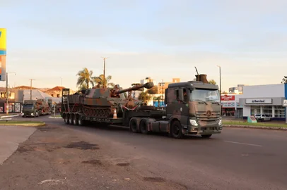 Blindado que dispara a longa distância (obuseiro) sendo transportado em caminhão desde Cruz Alta (RS) para Boa Vista (RO)