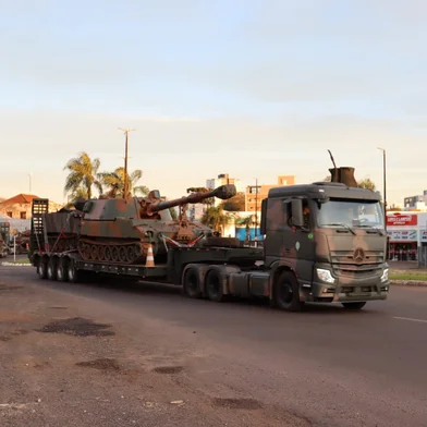 Blindado que dispara a longa distância (obuseiro) sendo transportado em caminhão desde Cruz Alta (RS) para Boa Vista (RO)