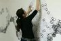 A artista paulista Marli Takeda estará na UCS no dia 17 de agosto para realizar uma atividade chamada Escrita Escondida, com estudantes de Artes Visuais, Música e Dança, nas paredes da Escola de Música, na Cidade Universitária.<!-- NICAID(15500436) -->