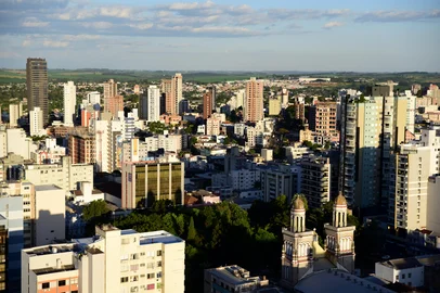 Cidade vista do alto com parte do centro e Catedral. Foto: Diogo Zanatta / Especial<!-- NICAID(15348824) -->
