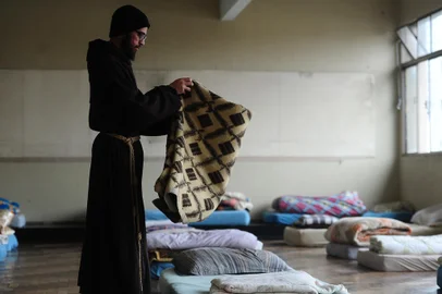 CAXIAS DO SUL, RS, BRASIL, 02/09/2022. Hospedagem Solidária, no prédio da Mitra Diocesana, na área central de Caxias do Sul. Os frades da Fraternidade O Caminho são responsáveis por acolher as pessoas que buscam abrigo. Na foto, frei Pietro. (Bruno Todeschini/Agência RBS)<!-- NICAID(15195491) -->