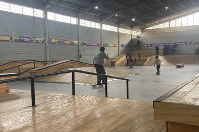 Foi inaugurada na manhã deste sábado (26) a primeira pista de skate indoor pública do Rio Grande do Sul. Ela fica em Santa Maria, no Centro Desportivo Municipal (CDM), e tem 17 elementos que possibilitam que os skatistas façam diversas manobras.<!-- NICAID(16088504) -->