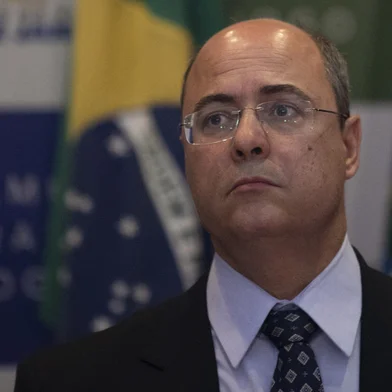 Rio de Janeiro's Governor Wilson Witzel (C) gestures during a press conference in Rio de Janeiro, Brazil, on September 23, 2019, after eight-year-old Agatha Sales Felix died during a police operation at the Alemao complex slum. - Felix was killed by a stray bullet during a confrontation between alleged drug traffickers and police officers on September 21. (Photo by MAURO PIMENTEL / AFP)<!-- NICAID(14260561) -->