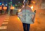 VÍDEO: moradores da Cidade Baixa ateiam fogo a móvel durante protesto por falta de luz