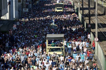 PORTO ALEGRE, RS, BRASIL, 02/02/2023- Início dos festejos de Nossa Senhora dos Navegantes. Na foto, Nossa Senhora dos Navegantes já está na rua para o início da Procissão. Foto: Jefferson Botega / Agencia RBSIndexador: Jefferson Botega<!-- NICAID(15337826) -->