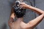Woman bathing and washing her hair relaxed.Indexador: torwaiphotoFonte: 318144227<!-- NICAID(14682171) -->