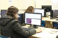 Mesmo com a falta da presença feminina nas áreas de tecnologia, iniciativas vêm sendo criadas para mudar esse cenário. Uma delas é o projeto global ‘Django Girls’ que oferece workshops gratuitos para mulheres, de qualquer idade, aprenderem a criarem um website do zero. A organização é sem fins lucrativos formada com um único objetivo: levarem mais mulheres para o mundo da tecnologia.<!-- NICAID(16037062) -->