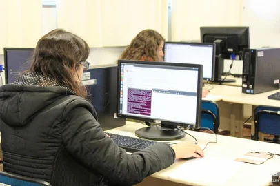 Mesmo com a falta da presença feminina nas áreas de tecnologia, iniciativas vêm sendo criadas para mudar esse cenário. Uma delas é o projeto global ‘Django Girls’ que oferece workshops gratuitos para mulheres, de qualquer idade, aprenderem a criarem um website do zero. A organização é sem fins lucrativos formada com um único objetivo: levarem mais mulheres para o mundo da tecnologia.<!-- NICAID(16037062) -->