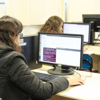Mesmo com a falta da presença feminina nas áreas de tecnologia, iniciativas vêm sendo criadas para mudar esse cenário. Uma delas é o projeto global ‘Django Girls’ que oferece workshops gratuitos para mulheres, de qualquer idade, aprenderem a criarem um website do zero. A organização é sem fins lucrativos formada com um único objetivo: levarem mais mulheres para o mundo da tecnologia.<!-- NICAID(16037062) -->