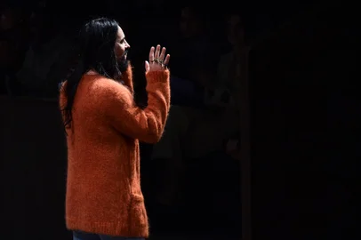 (FILES) This file photo taken on January 14, 2020 shows Italian fashion designer Alessandro Michele acknowledging applause following the presentation of Gucci's men's fall/winter 2020/21 fashion show in Milan. - Italian designer brand Gucci said November 23, 2022 its creative director of more than seven years, Alessandro Michele, was stepping down after playing "a fundamental part in making the brand what it is". (Photo by Miguel MEDINA / AFP)Editoria: ACELocal: MilanIndexador: MIGUEL MEDINASecao: fashionFonte: AFPFotógrafo: STF<!-- NICAID(15274750) -->