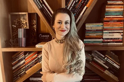 A escritora caxiense Geneviève Faé lança novo livro, "Tudo vira crime ou conto", pela editora Caos & Letras. Livro está em pré-venda pelo site da editora.<!-- NICAID(16072768) -->