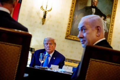 WASHINGTON, DC - JULY 07: Israeli Prime Minister Benjamin Netanyahu, accompanied by U.S. President Donald Trump (L), speaks during a dinner in the Blue Room of the White House on July 07, 2025 in Washington, DC. Trump is hosting Netanyahu to discuss a potential ceasefire agreement to end the fighting in Gaza.   Andrew Harnik/Getty Images/AFP (Photo by Andrew Harnik / GETTY IMAGES NORTH AMERICA / Getty Images via AFP)<!-- NICAID(16075498) -->