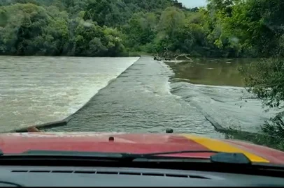 Um homem de 33 anos desapareceu após a caminhonete em que estava ter caído no Rio Pelotas, entre os municípios de São José dos Ausentes (RS) e São Joaquim (SC), na noite de sábado (9). Uma jovem de 23 anos, natural de Caxias do Sul, também estava no veículo, mas conseguiu se salvar. Os bombeiros de Vacaria, São Joaquim e Lages (SC) realizam buscas no rio para encontrar o homem neste domingo (10).<!-- NICAID(14911750) -->