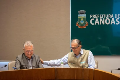 Oponentes na acirrada eleição de 2020 em Canoas, o prefeito Jairo Jorge (PSD) e o deputado federal Luiz Carlos Busato (União Brasil) se encontraram nesta sexta-feira (14). Oficialmente, Busato esteve na prefeitura para formalizar o repasse de mais de R$ 1 milhão em emendas parlamentares, mas o gesto consolida a reaproximação dos políticos, que já foram aliados e adversários.<!-- NICAID(15403201) -->